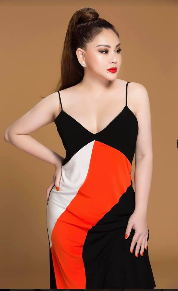 Để có thân hình nóng bỏng, gương mặt trẻ trung, diễn viên hài Lê Giang đã nhiều lần "dao kéo". Nữ diễn viên sinh năm 1972 không ngại thừa nhận đã phẫu thuật thẩm mỹ ở nhiều bộ phận trên cơ thể trừ mắt và môi.