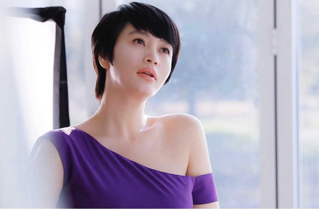 Kim Hye Soo đặc biệt chú ý đến việc chống lão hóa bởi ở tuổi 50 các dấu hiệu xuống cấp đã hiển hiện rõ ràng nếu không kịp thời ngăn chặn thì diện mạo sẽ mất nét thanh xuân. Chính vì thế, Kim Hye Soo thường tăng cường giữ ấm để da luôn mọng nước đồng thời sử dụng các sản phẩm chống oxy hóa.