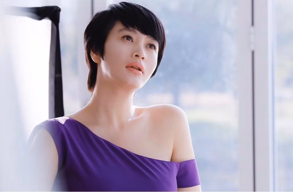Kim Hye Soo đặc biệt chú ý đến việc chống lão hóa bởi ở tuổi 50 các dấu hiệu xuống cấp đã hiển hiện rõ ràng nếu không kịp thời ngăn chặn thì diện mạo sẽ mất nét thanh xuân. Chính vì thế, Kim Hye Soo thường tăng cường giữ ấm để da luôn mọng nước đồng thời sử dụng các sản phẩm chống oxy hóa.
