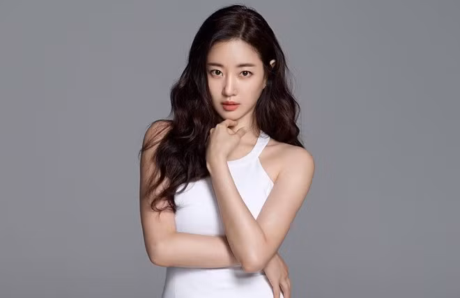 Chia sẻ về bí quyết giữ dáng và nhan sắc trên chương trình SBS Night of TV Entertainment, Kim Sa Rang cho biết, tạng người cô khá dễ lên cân nên thường xuyên phải bóp mồm bóp miệng.