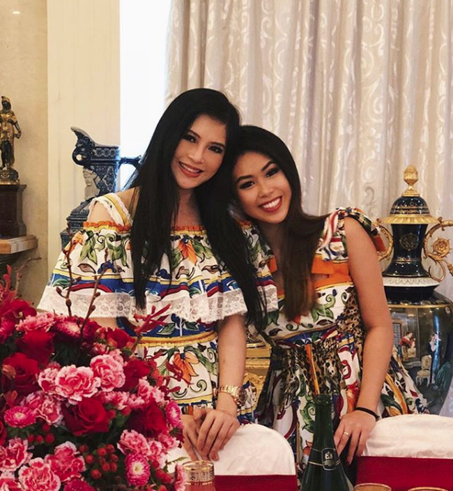 Mỗi lần chụp ảnh với mẹ, Tiên Nguyễn lại trở về đúng với hình ảnh con gái rượu ngọt ngào và không quên diện váy áo đồng điệu với mẹ.