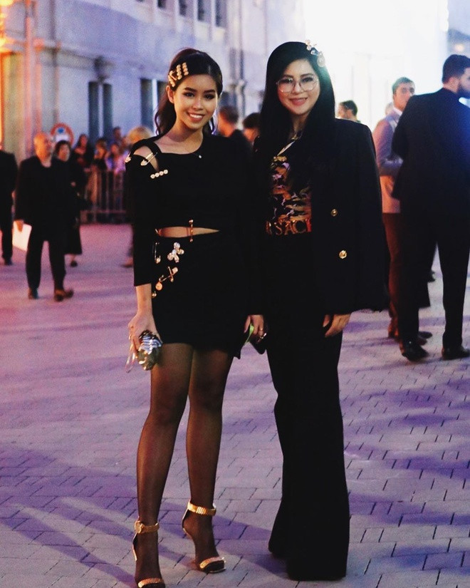 Tiên Nguyễn và mẹ cùng tham dự show diễn Versace với set đồ tông đen thanh lịch. Ảnh: Internet. Video "Minh Hằng chia sẻ về phong cách thời trang". Nguồn: VTC.