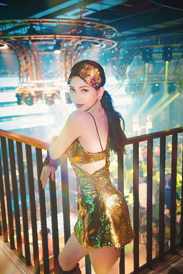 Sĩ Thanh khoe dáng nóng bỏng cùng mẫu váy cut-out cắt may trên chất liệu vải sequins vàng đồng bắt mắt.