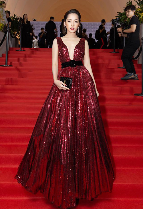 Chi tiết xẻ ngực trên chiếc đầm dạ hội của Chi Pu tạo nên điểm nhấn gợi cảm giúp người mặc hút mắt hơn.