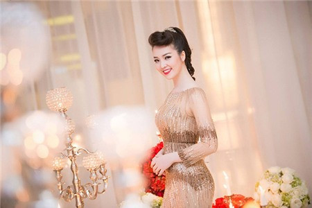 Á hậu Thụy Vân theo đuổi hình ảnh gợi cảm, sang trọng nên lựa chọn đầm ánh kim ôm sát khoe khéo đường cong cơ thể.