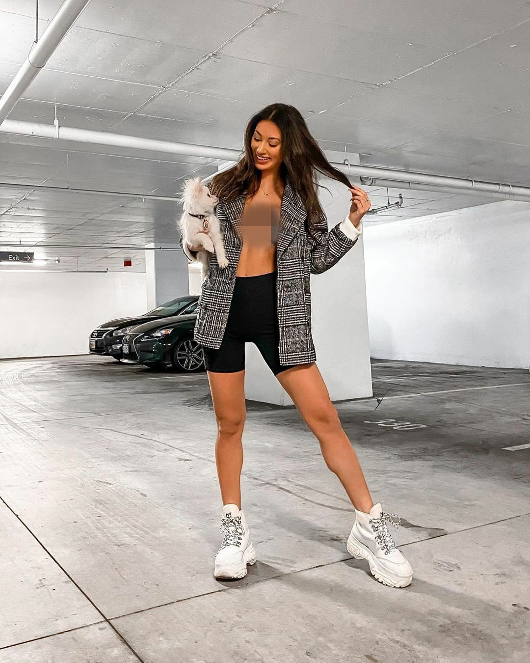 Cô nàng 26 tuổi nhiều lần khoe thân nóng bỏng với mốt thời trang không nội y.