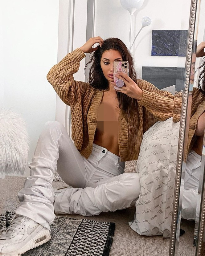 Điểm dễ nhận ra ở Francesca là ba vòng nóng bỏng và gu ăn mặc kiệm vải. Cô thường xuyên đăng tải hình ảnh khoe triệt để vẻ sexy và hút lượng tương tác lớn.