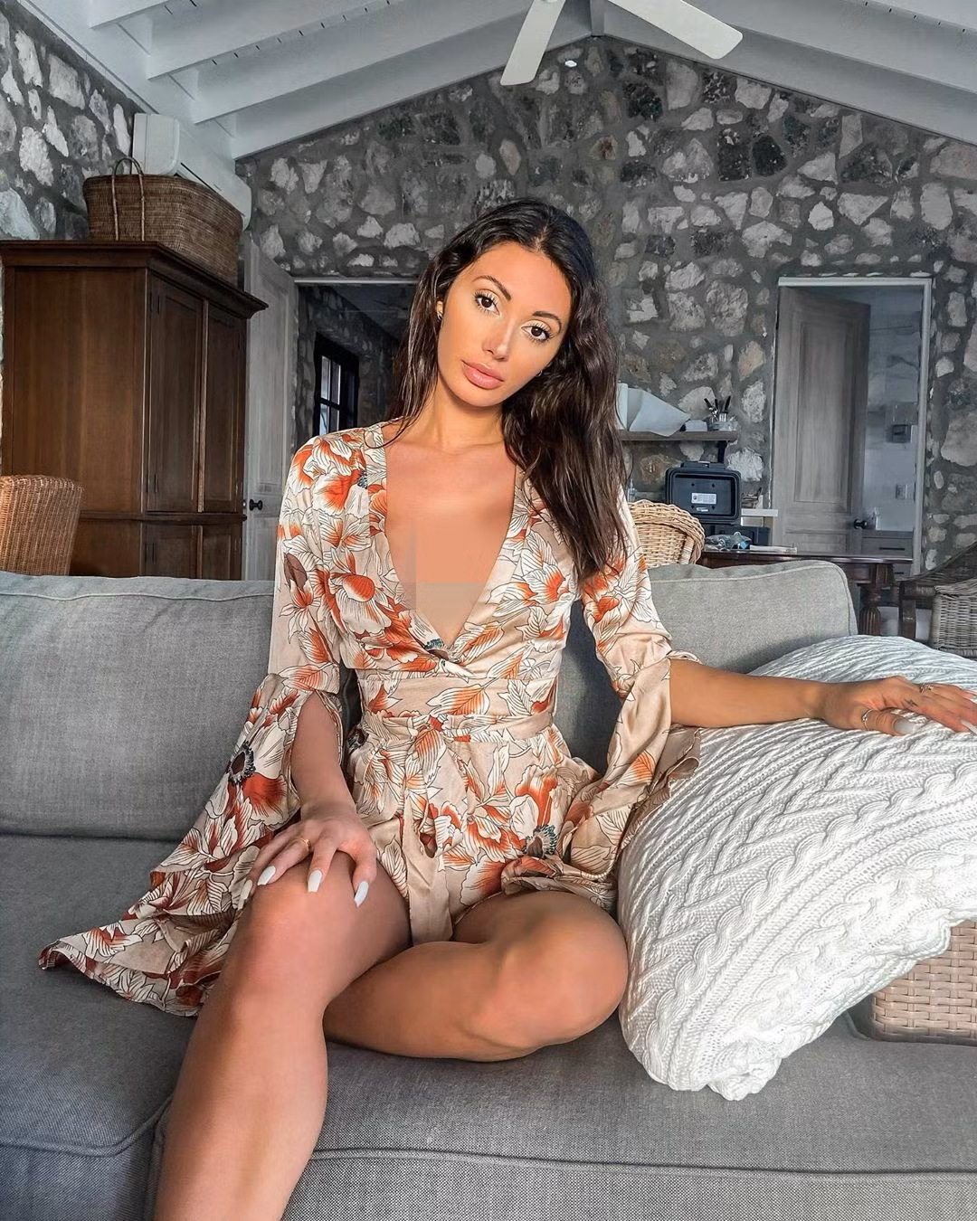 Chiếc đầm xẻ ngực sâu phô trọn vòng một đầy đặn của nữ diễn viên.