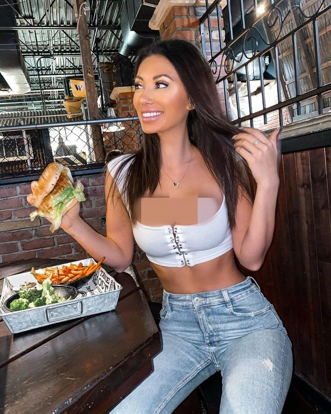 Những chiếc áo được cô nàng mặc theo kiểu cho có, khiến thân trên, đặc biệt là vòng một "khủng", phô bày gần hết trước ống kính.