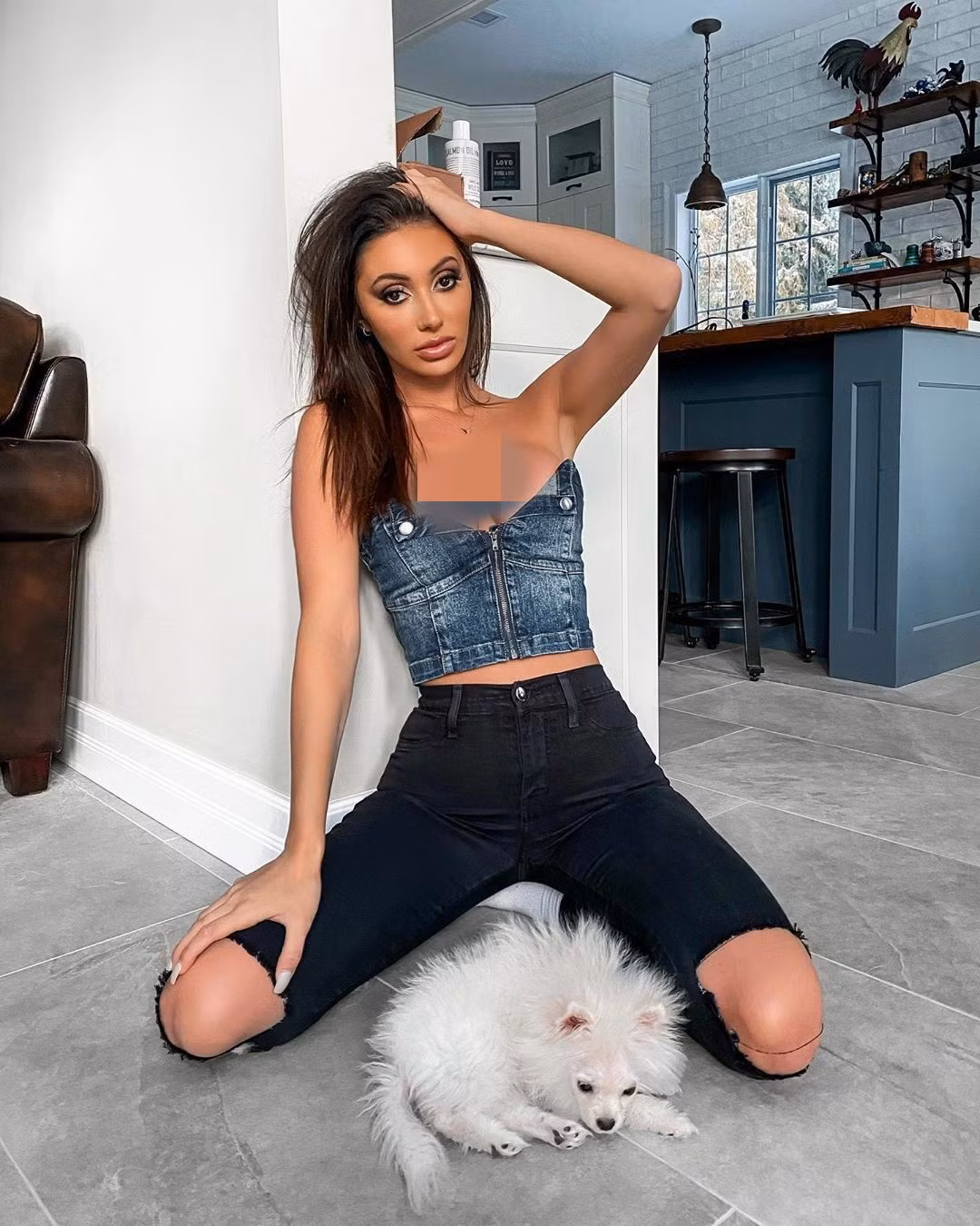 Kiểu ăn mặc thiếu vải của người đẹp Canada khiến nhiều fan "nóng mắt". Mời độc giả xem video "Minh Hằng chia sẻ về phong cách thời trang". Nguồn: VTC.