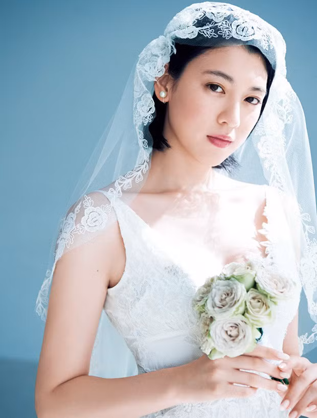 Sau khi lột xác, người đẹp càng gây được nhiều ấn tượng, thu hút sự chú ý của nhiều thương hiệu thời trang, mỹ phẩm, trở thành gương mặt đắt show quảng cáo.