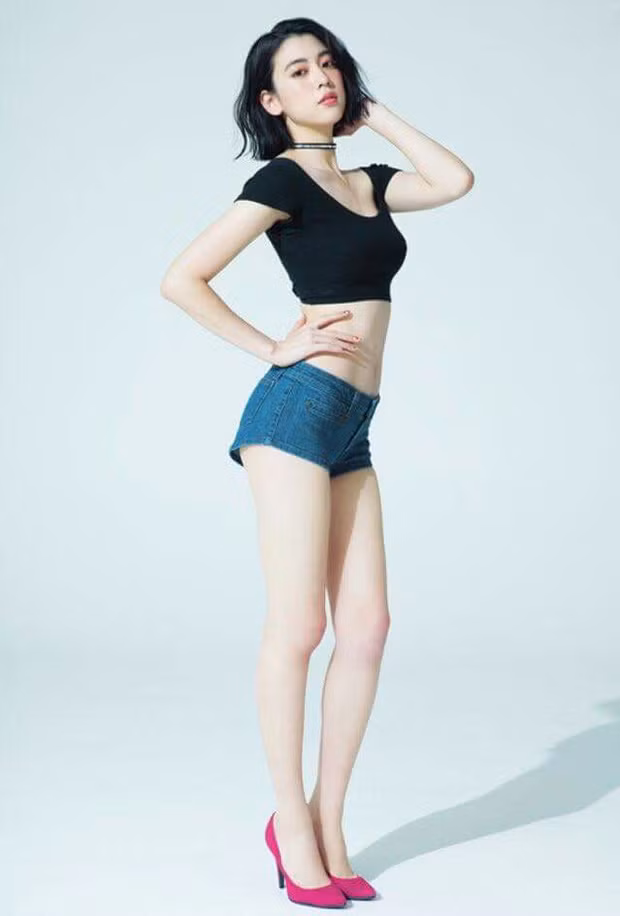 Lợi thế ngoại hình giúp người đẹp có thể dễ dàng chinh phục các phong cách thời trang đa dạng, từ ngây thơ, dịu dàng đến bí ẩn, quyến rũ hay sắc sảo, nổi loạn...