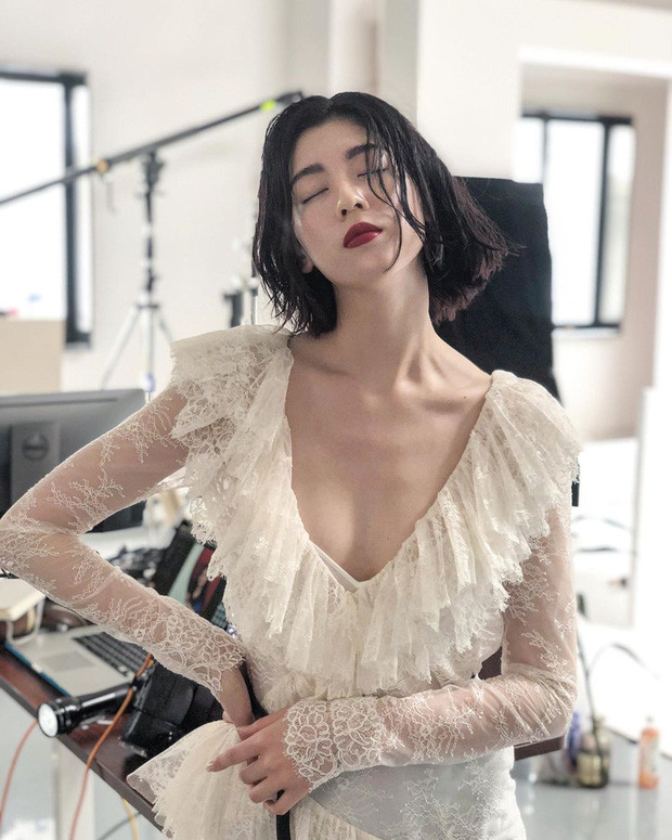 Miyoshi không ngại diện những trang phục kiệm vải, sexy, để tóc ngắn và nỗ lực trên con đường làm một người mẫu chuyên nghiệp.