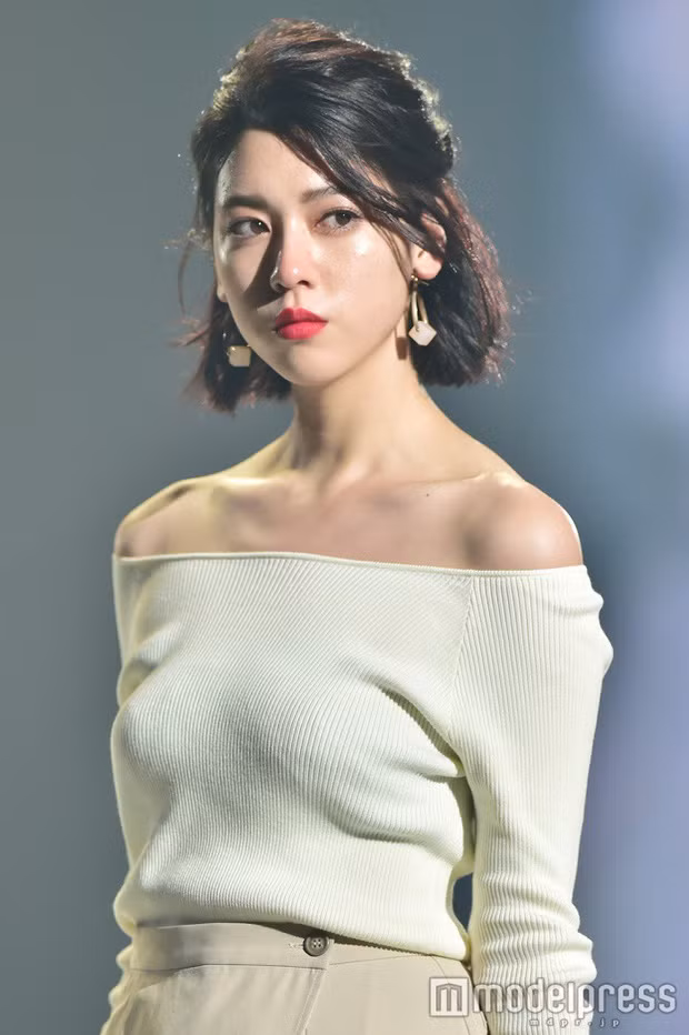 Hình ảnh thời trang gợi cảm của mỹ nhân Nhật được nhiều người hâm mộ yêu thích.