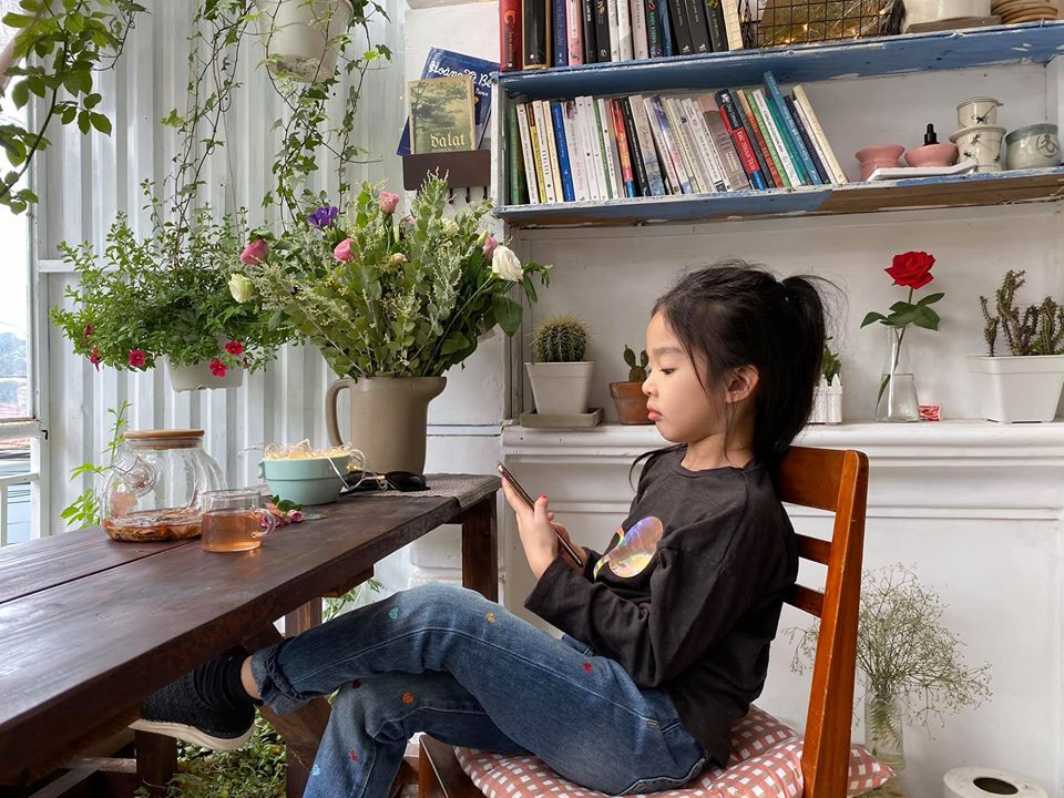 Con gái của Xuân Lan tỏ ra tự tin khi chụp hình hay catwalk trên sàn diễn.