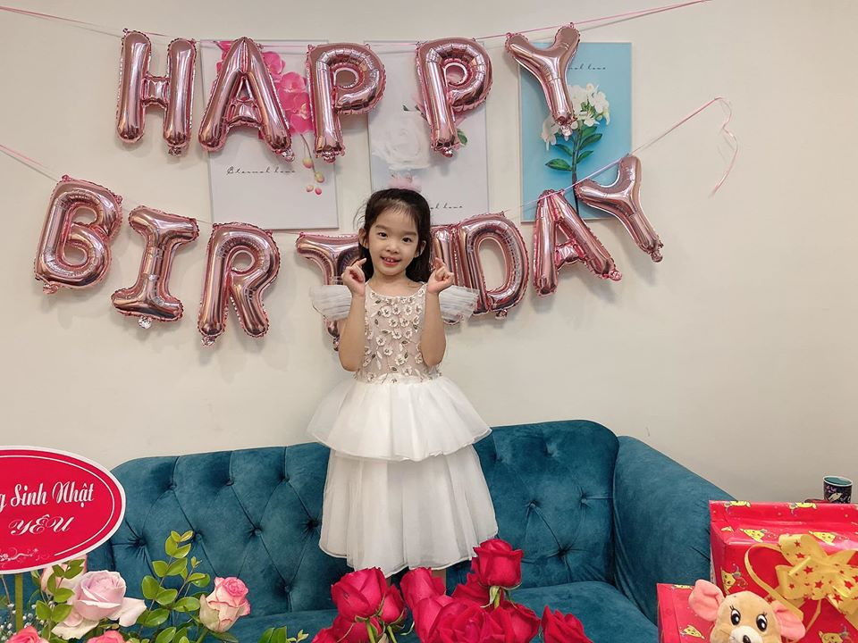 Dù mới 6 tuổi nhưng gương mặt của bé Thỏ đã toát lên "khí chất ngời ngời", giống một siêu mẫu nhí.