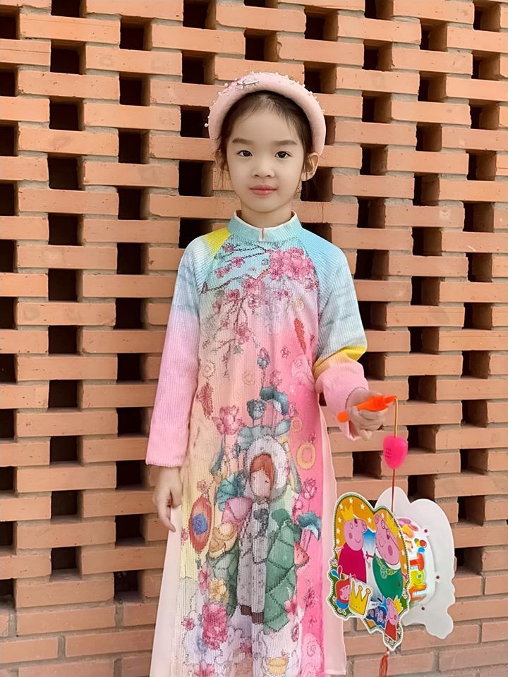 Bé Thỏ mặc áo dài cực xinh.