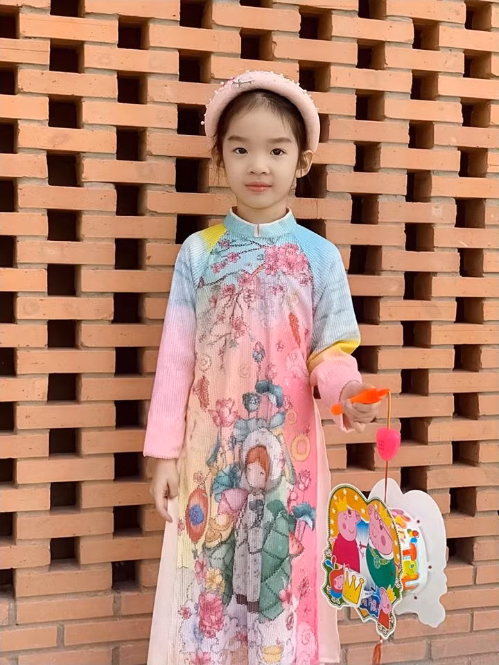 Bé Thỏ mặc áo dài cực xinh.