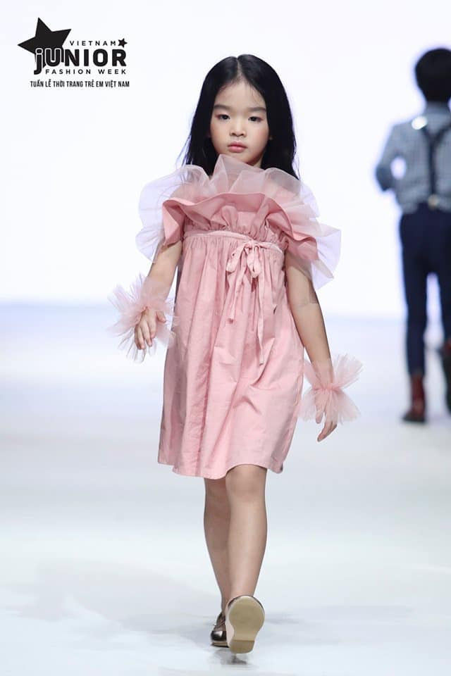 Trên sàn diễn, cô bé ăn mặc sành điệu và đi catwalk cực chuẩn.
