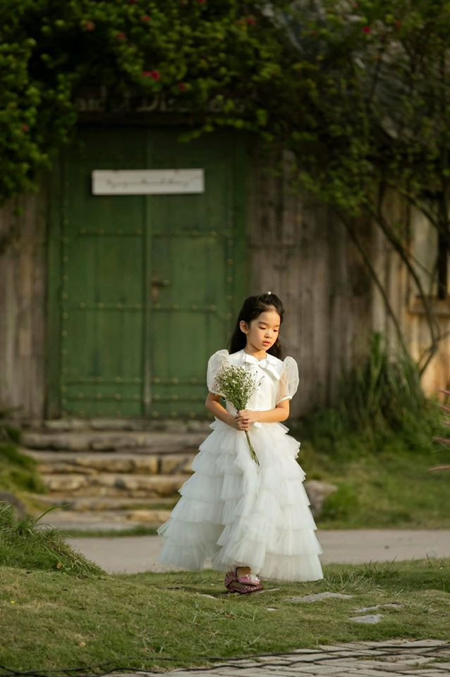 Bé Thỏ sở hữu gương mặt xinh xắn, càng lớn càng đáng yêu.