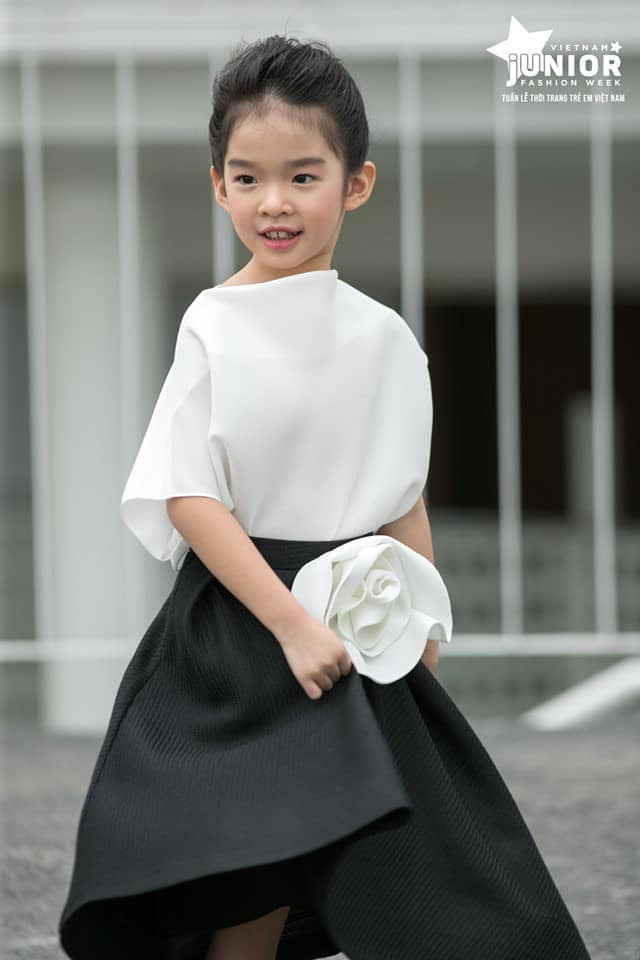 Không chỉ mặc đẹp mà cô bé 6 tuổi còn toát lên khí chất sang chảnh.