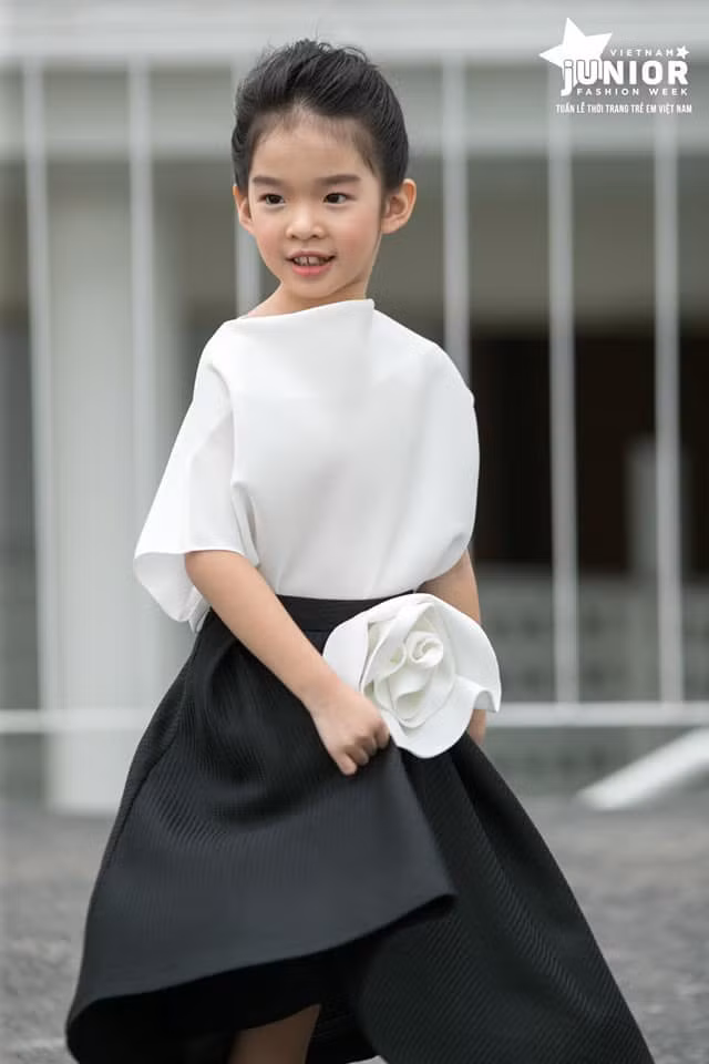 Không chỉ mặc đẹp mà cô bé 6 tuổi còn toát lên khí chất sang chảnh.
