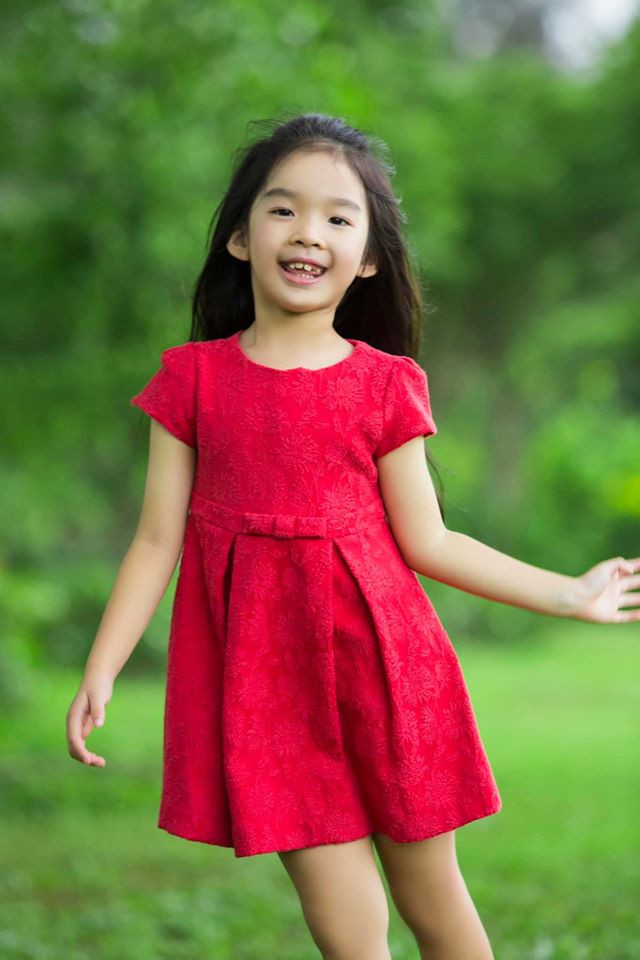 Cô bé thường xuyên được mẹ "khoe" hình ảnh dễ thương trên trang cá nhân. Ảnh:FB. Video "Minh Hằng chia sẻ về phong cách thời trang". Nguồn: VTC.