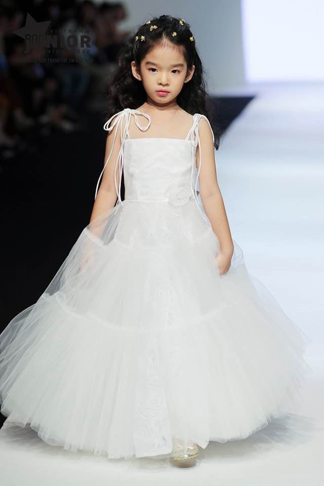 Thêm vào đó, phong cách ăn mặc thời trang của cô bé cũng khiến fan mê mẩn.