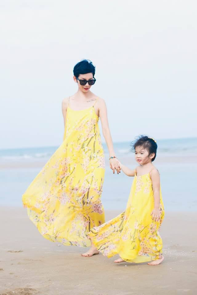 Bé Thỏ mặc váy đôi màu vàng nổi bật với mẹ trong chuyến đi biển.