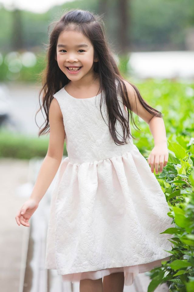 Con gái siêu mẫu Xuân Lan mặc váy rất xinh đẹp và dễ thương.