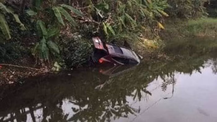 2 nguoi tu vong trong o to khi lao qua lan can xuong song