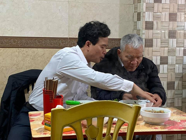 Roi nuoc mat canh con trai dut cho bo an con dong vien “bo co an het bat nay nhe”-Hinh-2