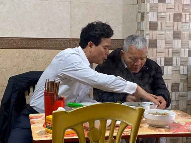 Roi nuoc mat canh con trai dut cho bo an con dong vien “bo co an het bat nay nhe”-Hinh-2