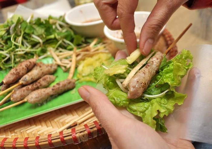 Nem lụi Huế: Nhiều người thường nói “Nem lụi là một trong những món ăn đặc sệt Huế". Du khách lần đầu ăn nem lụi, ai cũng xuýt xoa khen ngon để rồi ăn tiếp lần hai, lần ba và lần nào cũng vẫn cứ khen ngon.