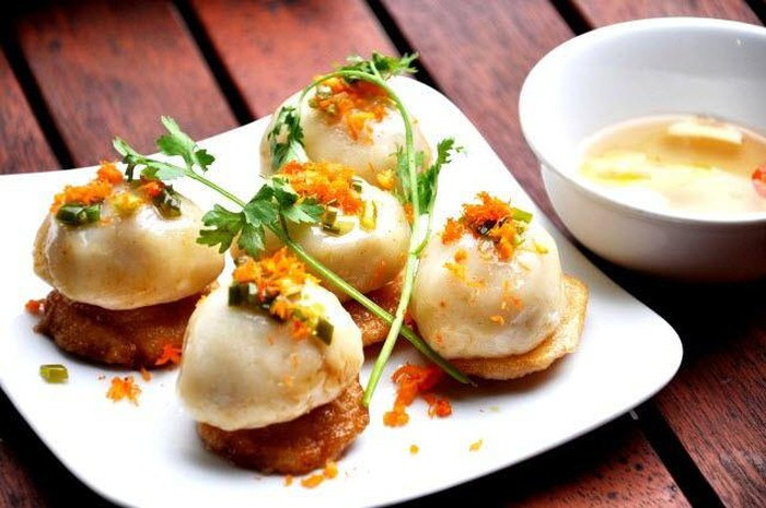 Bánh ram ít: Đây là món ăn dân gian được truyền vào cung đình Huế từ lâu rất được các triều Vua nhà Nguyễn ưa thích. Ngày nay, bánh ram ít trở thành đặc sản mà người dân Huế tự hào dùng để giới thiệu với du khách.