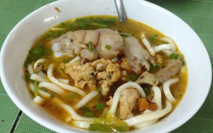 Bánh canh Huế mang một hương vị đặc trưng riêng đó là nước lèo có màu đỏ của gạch cua và tôm, không lỏng cũng không quá đặc. Nguyên liệu nấu bánh canh rất đơn giản đó là tôm và thịt heo trộn đều, xay nhỏ và tẩm ướp gia vị.