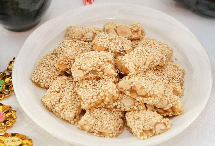 Mè xửng cố đô Huế: Mè xửng hay còn gọi là mè xững là sản phẩm truyền thống của cố đô Huế. Bản chất thanh lịch, cần cù, khéo léo của người dân Kinh kỳ đã tạo nên loại kẹo nức tiếng này. Đa số du khách đến Huế, cũng chọn mè xững làm quà mang về.