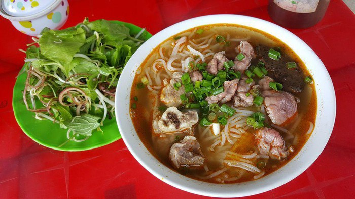 Bún bò Huế chính là linh hồn của ẩm thực Huế, độ ngon và nổi tiếng của món ăn này chắc không phải bàn nhiều. Bún bò Huế có một miếng chân giò, một miếng giò tự nắm, một miếng tiết lợn nhỏ và tất nhiên phải có vài lát thịt bò. Rau ăn kèm cũng rất tươi và phong phú.