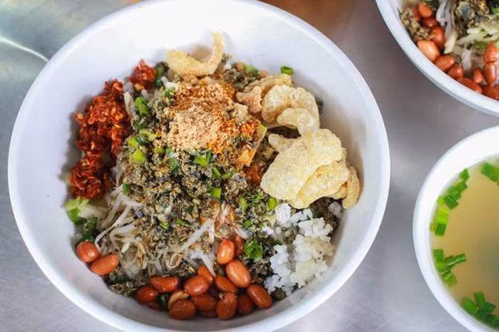 Cơm hến là một món ngon khó cưỡng trong ẩm thực Huế. Cơm hến được trình bày dưới hình thức là cơm nguội trộn với hến xào qua dầu và gia vị, nước hến, mắm ruốc, rau bắp cải, tóp mỡ, bánh tráng nướng, mì xào giòn, ớt màu, đậu phộng nguyên hạt, dầu ăn chín, tiêu, vị tinh (bột ngọt, mì chính) và muối.