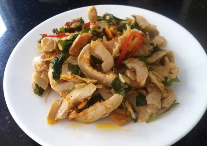 Vả trộn Huế: Là món ăn vô cùng dân dã nhưng vả trộn lại là đặc sản và cùng là niềm tự hào của người dân xứ Huế. Được làm từ trái vả rẻ tiền ở Huế trộn với thịt heo nạc, tôm luộc, bì lợn…cùng gia vị, rau thơm, khi thưởng thức không cần dùng đũa mà bé bánh tráng nước để xúc.