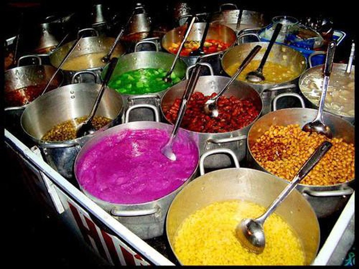 Chè Hẻm: Ông bà ta ngày xưa thường nói nếu ngoài Hà Nội có “36 phố phường” thì Huế cũng có “36 thứ chè”. Chè Hẻm này nằm sâu tít trong đường Hùng Vương, nơi có một quán chè đã làm xiêu lòng thực khách suốt gần 30 năm. Mỗi loại chè ở đây có một hương vị riêng, ngon bổ, tinh tế và cầu kỳ như chính con người nơi đây.