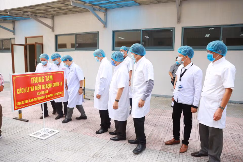 100 bac si, nhan vien y te viet don xin ra tuyen dau dieu tri benh nhan Covid-19