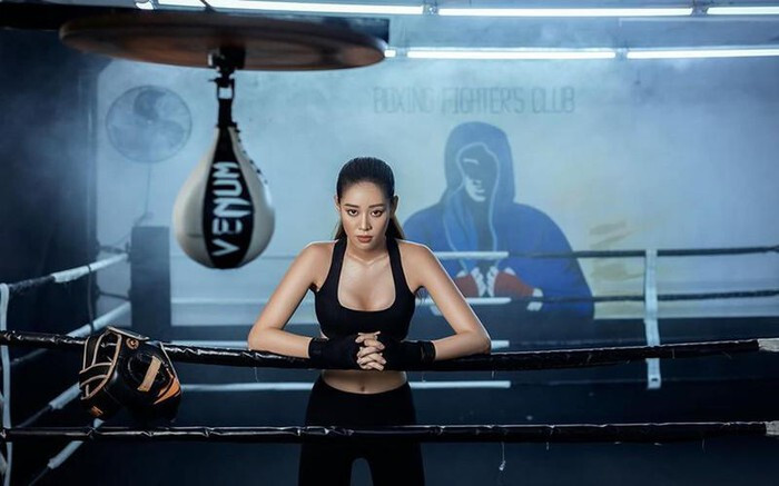 Sở hữu vẻ ngoài dịu dàng nhưng hoa hậu Khánh Vân cũng là tín đồ của môn boxing. "Từ ngày theo học boxing, tôi nhận thấy cơ bắp của mình linh hoạt, dẻo dai hơn trước. Ngoài ra, tung loạt cú đấm giúp tôi giảm bớt căng thẳng rất hiệu quả", người đẹp chia sẻ.