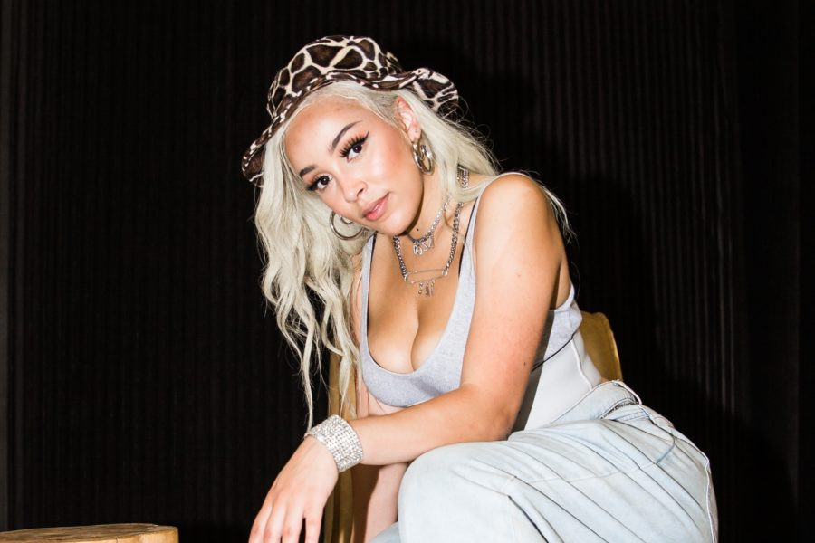 Những bộ đồ ôm sát và trễ nải giúp người đẹp Mỹ khoe vòng một "ngồn ngộn".