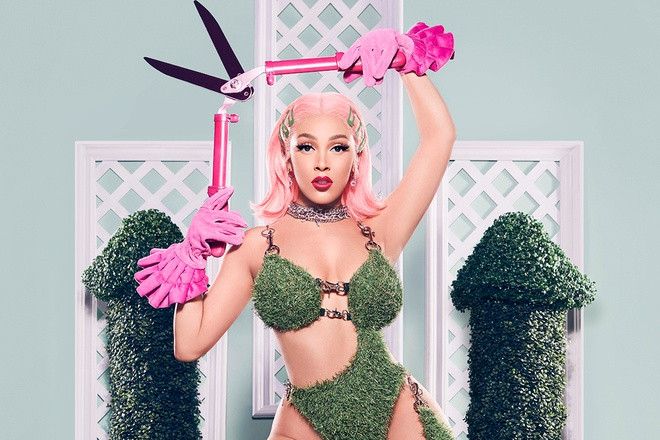 Ngoài đời, Doja Cat là người có gu thời trang hở bạo, cá tính.