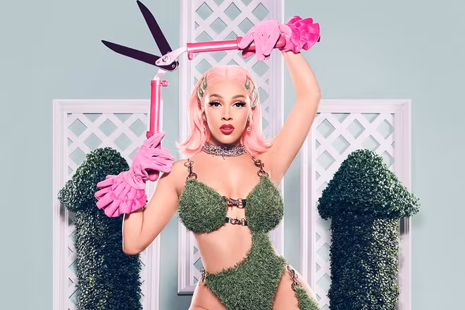 Ngoài đời, Doja Cat là người có gu thời trang hở bạo, cá tính.