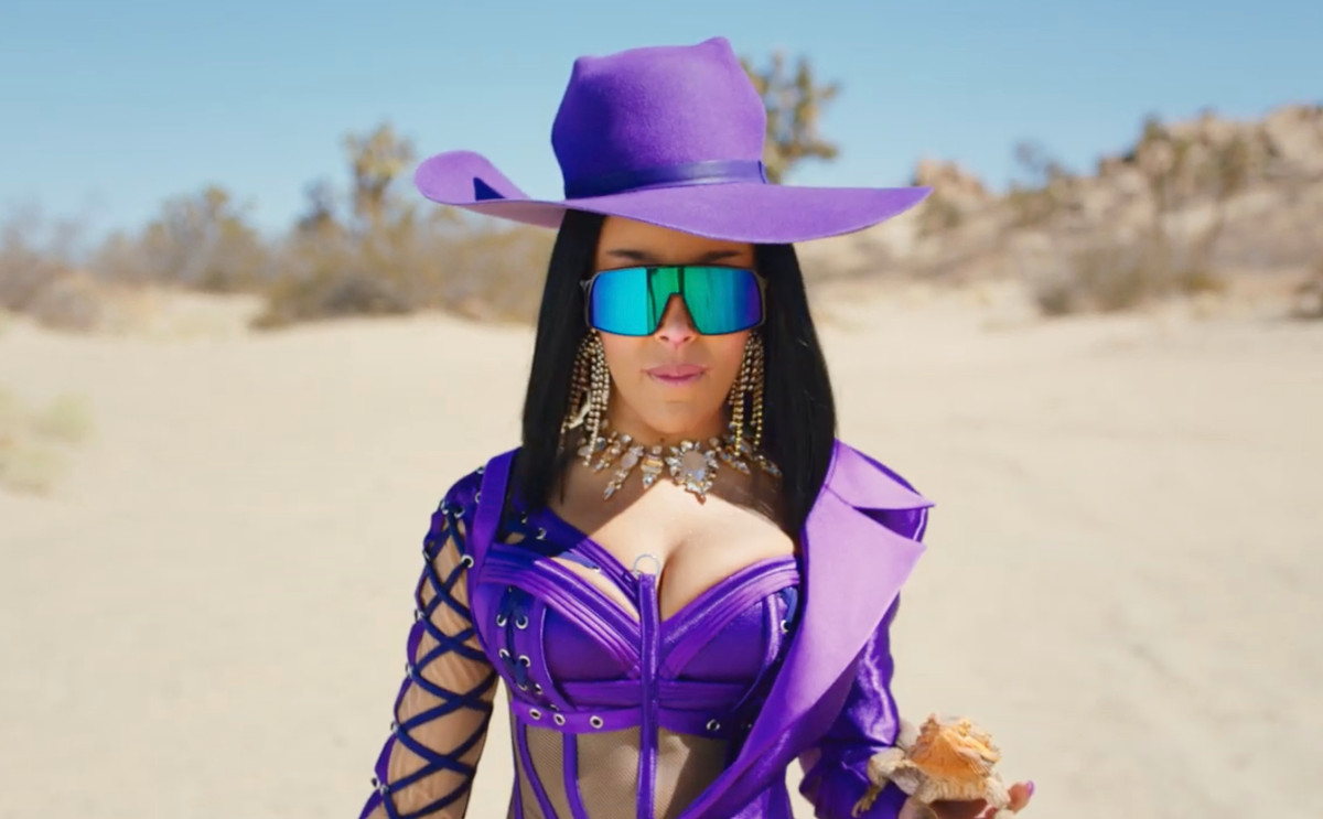 Doja Cat diện bộ đồ tím thiết kế khá rườm rà và hớ hênh.