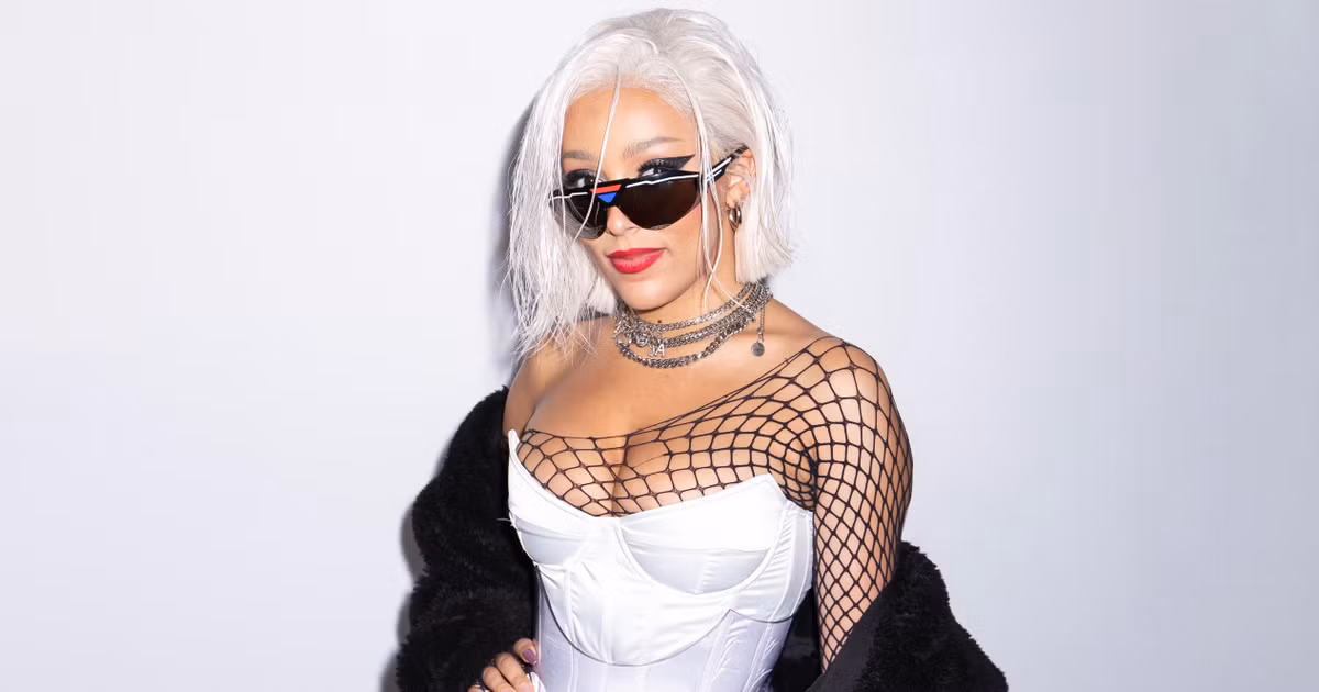 Những bộ trang phục thiếu vải liên tục xuất hiện cùng Doja Cat.