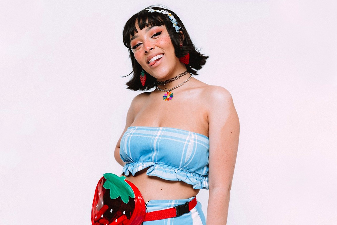 Nữ ca sĩ thích diện đồ khoe các đường cong cơ thể.