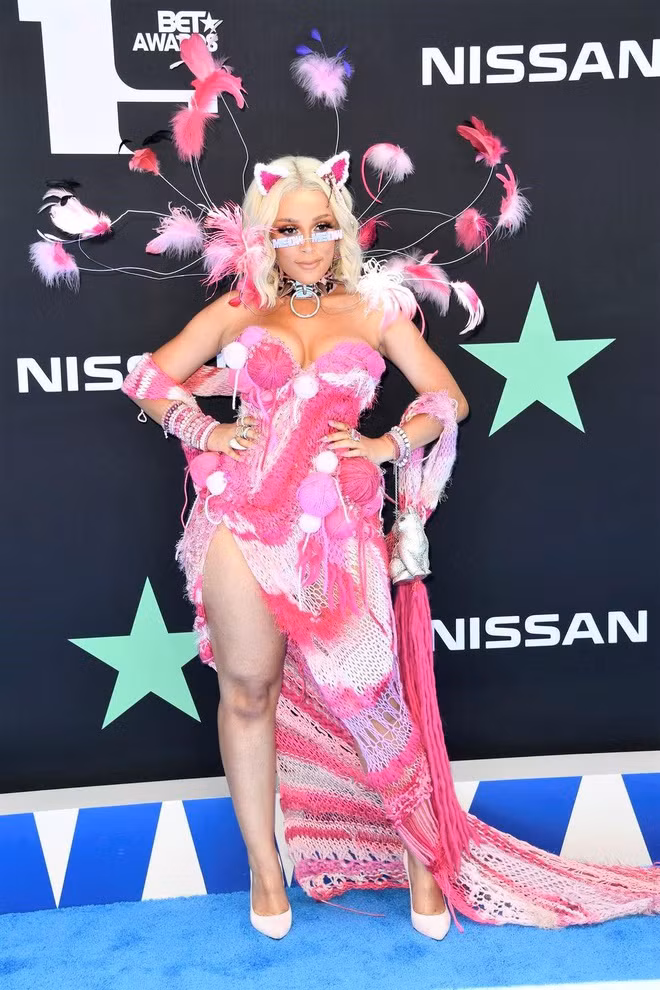 Nữ rapper từng bị dân mạng “ném đá” khi mặc trang phục hở bạo, thiết kế rườm rà, sến sẩm tại BET Awards 2019.